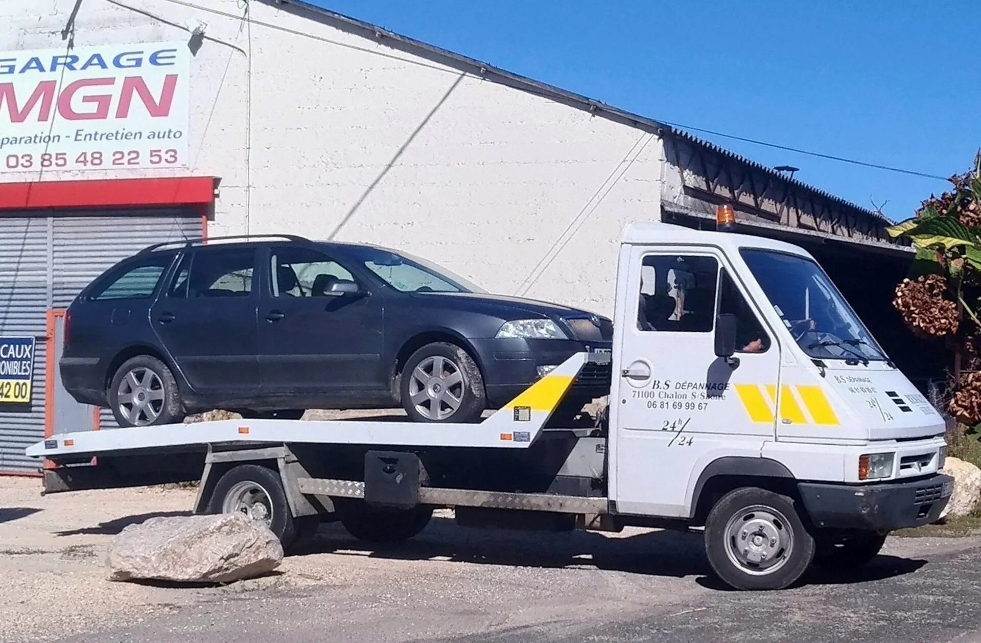 Renault Master Tow truck Renault Service. The starter equipment list for a towing company
