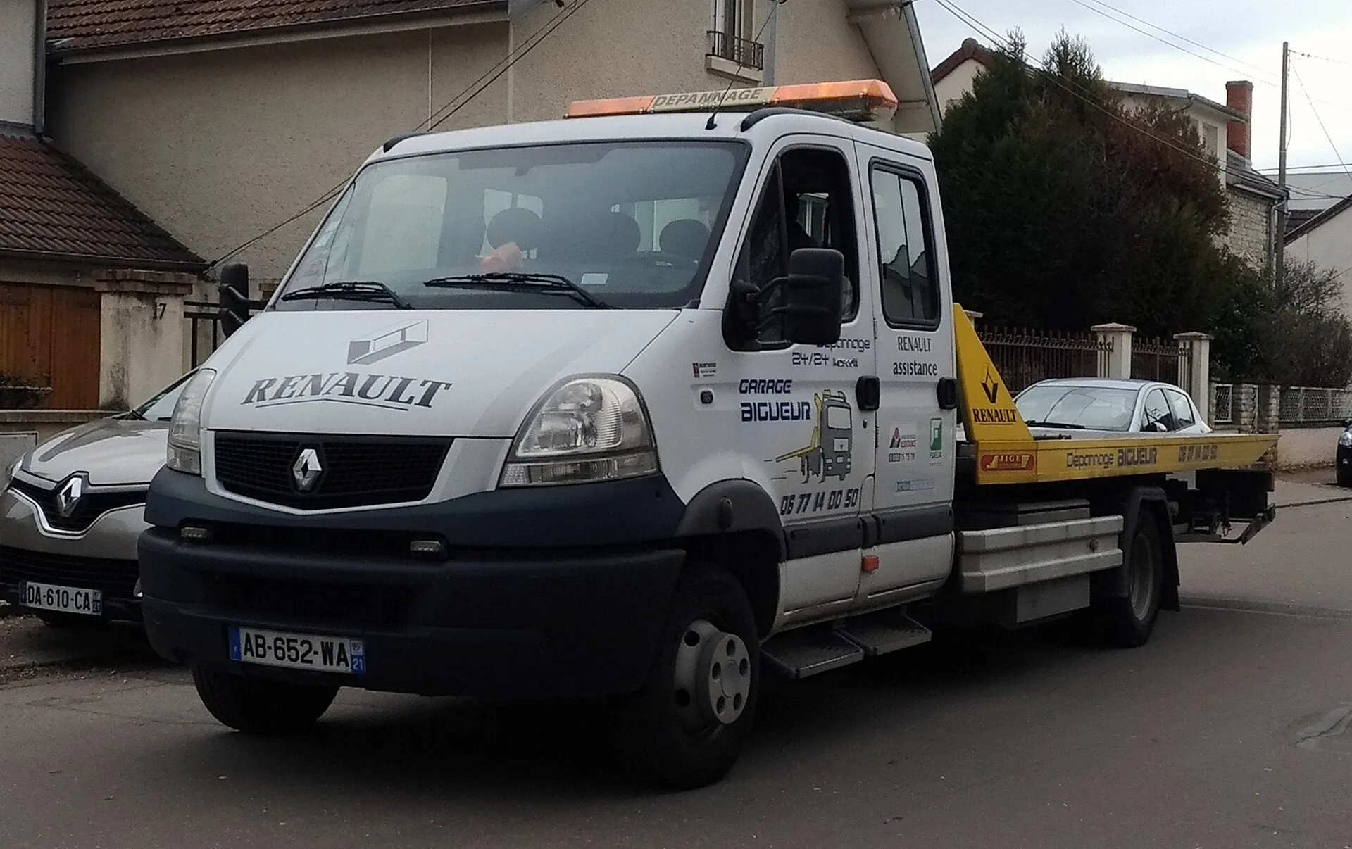 Renault Mascott Tow truck Renault Assistance. Towing company insurance costs and the cover behind them for first-year owners