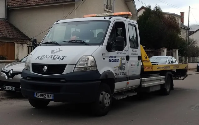 Renault Mascott Tow truck Renault Assistance. Towing company insurance costs and the cover behind them for first-year owners