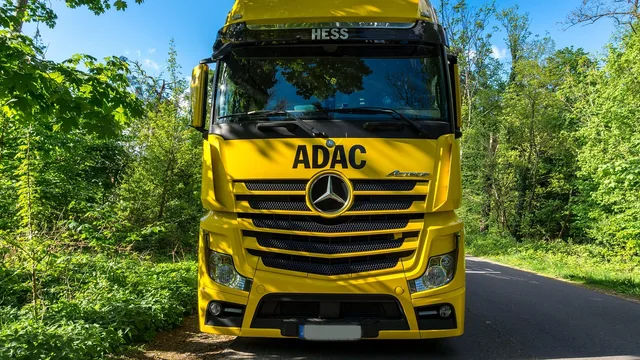 truck, vehicle, trucks, transport, mercedes, yellow, truck, truck, truck, truck, truck. Towtruck roadside rescue: US-Canada crossing overview